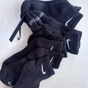 NWT Nike Black Athletic Crew Socks, Size Medium, M 6-8, W 6-10,damaged packaging